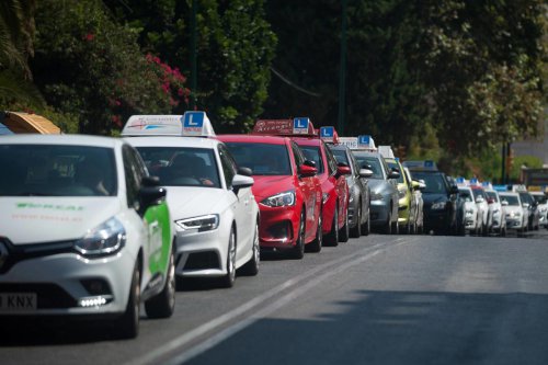 La policía realizaba un control y se llevó toda una sorpresa al descubrir a un profesor de autoescuela que no podía ni conducir