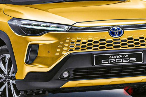 トヨタ新型「カローラ“クロス”」まもなく登場!? “レクサス顔”に顔面刷新!? スポーティな「GR SPORT」追加？ 4年ぶり大刷新な「コンパクトSUV」が販売店でも話題に