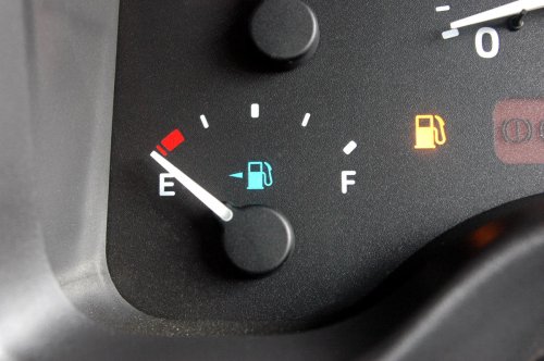 Repostar poco dinero cada vez que paras en la gasolinera: el hábito que parece ahorrar, pero no siempre compensa