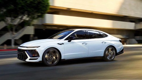 The hybrid sedan with the highest driving range in 2026