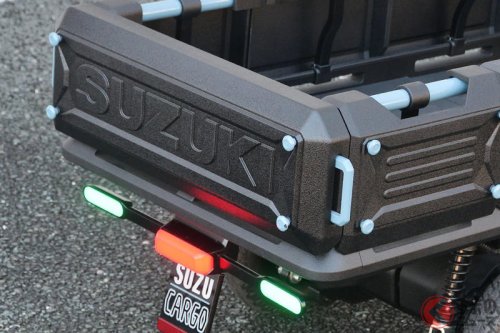 「もう軽自動車いらない？」“免許不要”で乗れるスズキの「四輪車」に反響殺到！ “時速20km”で走れて「歩道もOK」！ 斬新すぎる“ミニ軽トラ”「スズカーゴ」なぜ作った？