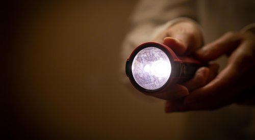 Tener la V-16 en la guantera no te librará de una multa de miles de euros si, junto a ella, llevas alguno de estos objetos