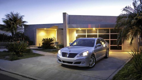 The V8 Hyundai Equus luxury sedan thought it could play with the Mercedes S-Class