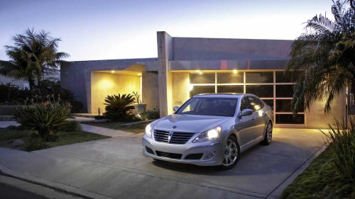 The V8 Hyundai Equus luxury sedan thought it could play with the Mercedes S-Class