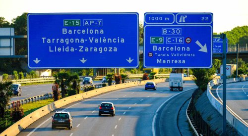 Señales nuevas que duran meses: Transportes retirará placas escritas en castellano tras la presión de Junts y ERC