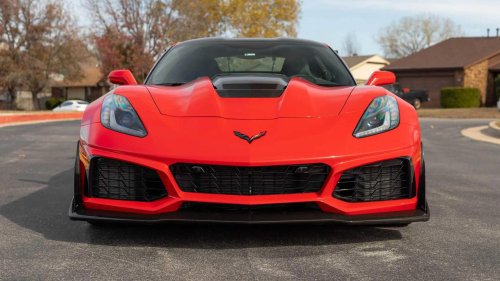 Here’s why the Dodge Viper never outsold the Chevrolet Corvette