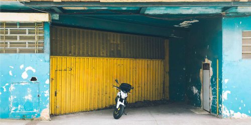 Resueltas las grandes dudas del conductor urbano: ¿se puede aparcar en un vado propio? ¿Y en un garaje que no tiene placa?