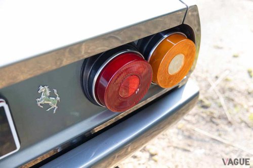 40年前の「4人乗りフェラーリ」がオークションに登場 最高時速241キロ 5リッターV12エンジンの“スゴいGTカー”とは