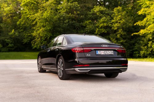 『高級車』って何万円の車を指すの？一般的な定義とは？分類される車種も紹介