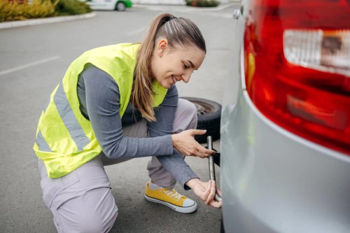 Además de la baliza V-16, ¿es obligatorio llevar el kit antipinchazos en el coche?