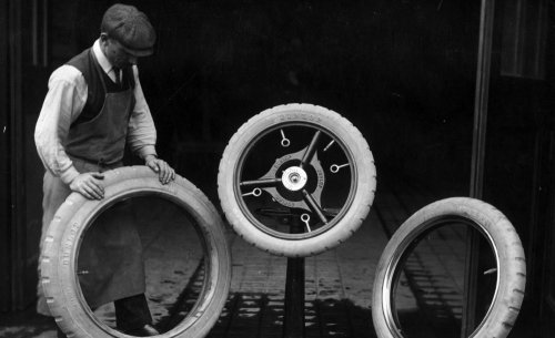 Secreto revelado: ¿para qué sirven realmente los ‘pelitos’ de los neumáticos nuevos?