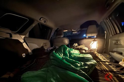 快適に「車中泊」出来た？ トヨタ新型「クラウンエステート」自慢の空間を体感！ 拡張ボードの使い勝手は？ 熟睡出来た？
