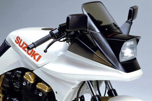 通称『Ⅲ型カタナ』と呼ばれた『GSX750S KATANA』は今ではもう作れない唯一無二のバイク！ でも新型「カタナ」のデザインに一番近い気もするような？【スズキのバイク今昔辞典／GSX750S KATANA（1984年）】
