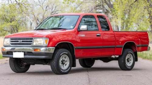 10 unstoppable manual-transmission pickup trucks under $15,000