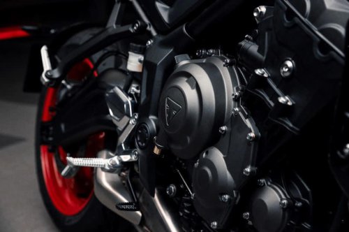 トライアンフ「67」伝説を継承 新型Trident Triple Tribute Black登場