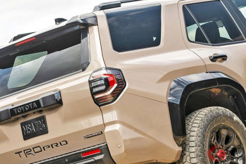 トヨタ「“最新”ハイラックスサーフ」後継機がスゴい！ 全長5m級「“ド迫力”カクカク」デザイン×3列シートの大型SUV！ 米国「4ランナー」日本導入にも期待大！