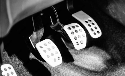 Un coche empujó a otro sin motivo y su propietario se bajó para empezar una pelea: esto fue lo que ocurrió al llegar a una rotonda