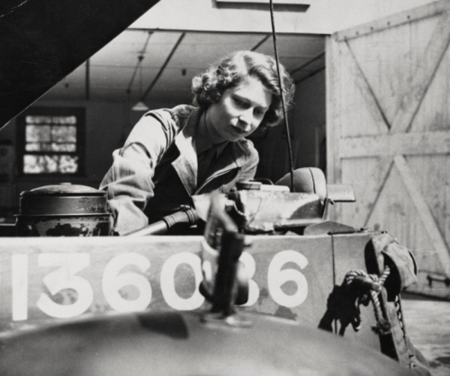 15 Gritty Photos of Mechanics That Are Pure Old-School Cool