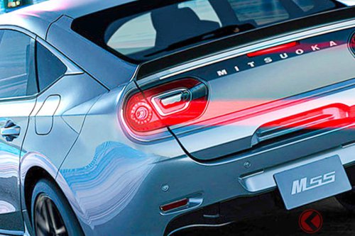 光岡の「新型“5人乗り”スポーツカー」発表！ 旧車デザインの「“4ドア”モデル」！ 「2リッターハイブリッド」＆CVT採用！ 丸目四灯の「M55 1st エディション」が販売店でも話題に