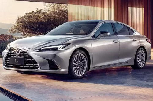 静かに走る「大人の高級車」がここまで変わるとは… 新型「レクサスES」、予想図から読み解く変貌