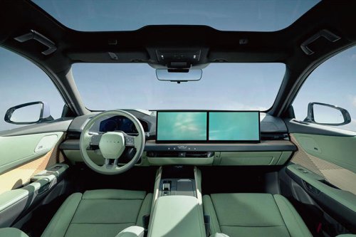 大胆進化のレクサス新型「ES」世界初公開！ 革新的フォルムがインパクト大のプレミアムセダンは「ハイブリッド車と電気自動車」の二本立て