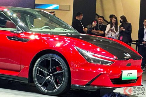 ホンダ新型「すんげぇ4ドアセダン」世界初公開！ 超スポーティなロー＆ワイドボディ×未来感スゴい助手席大型モニター採用！ 「イエGT」中国でお披露目