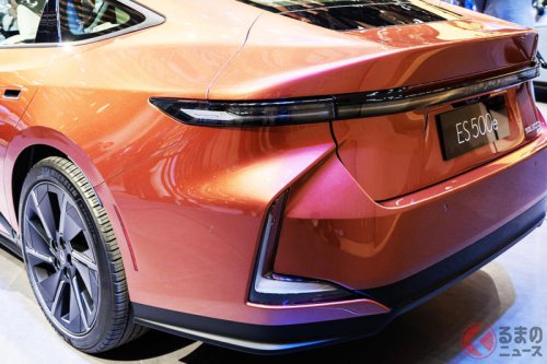 レクサスが「すげぇ4ドアクーペセダン」世界初公開！ 7年ぶり全面刷新の新型「ES」は何が凄い？ 中国現地で見た印象は？