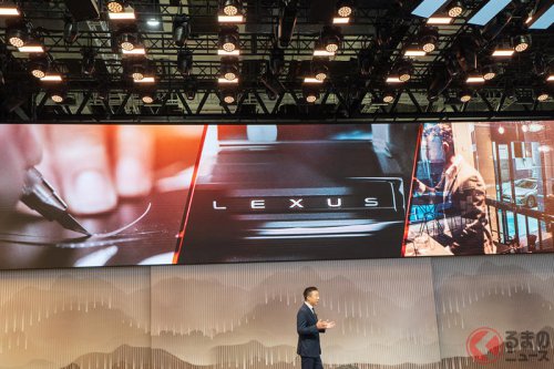 レクサスが「すげぇ4ドアクーペセダン」世界初公開！ 7年ぶり全面刷新の新型「ES」は何が凄い？ 中国現地で見た印象は？