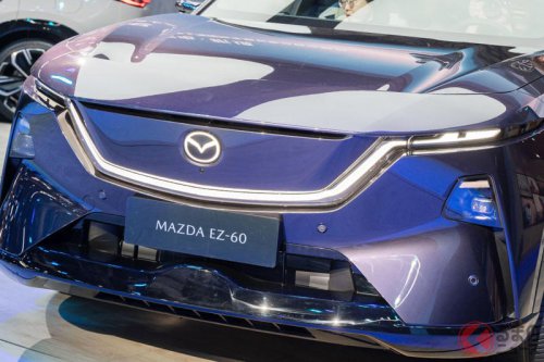 マツダ新型「クーペSUV」世界初公開！ ピカっと光る魂動デザイン＆“まるでテレビ”な巨大横長ディスプレイが斬新すぎる！ 「CX-60」より“ちょいデカ”な新型「EZ-60」中国で発売へ！