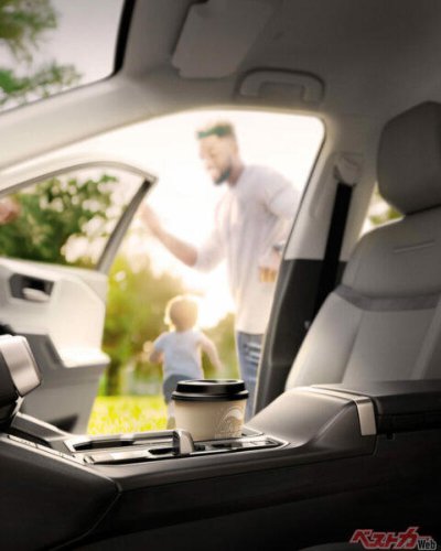 新型トヨタ RAV4公式チラ見せきた!! クラウン顔でハイブリッド系のみ？ 期待大のFMCは25年11月頃に