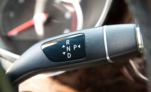 Hasta los más conductores veteranos lo cometen: el error que debes evitar al usar la posición P en el cambio de tu coche