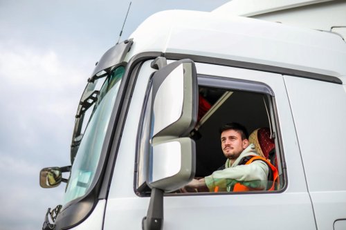 Los 11 trabajos más demandados en la automoción: hasta 51.000 euros al año en un sector clave