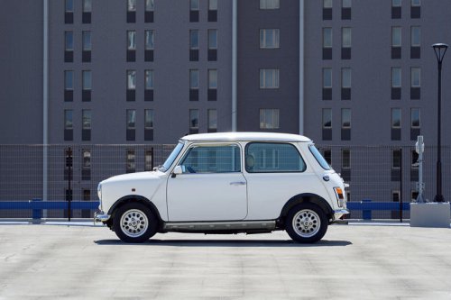 Chill CARS｜《ローバー ミニ》小型車に革命を与えた、世界有数の名車。