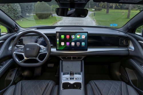 Pep Guardiola conducirá en Barcelona este BYD 100% eléctrico valorado en más de 50.000 euros