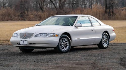 10 cars powered by the V8 engine that has won the most awards