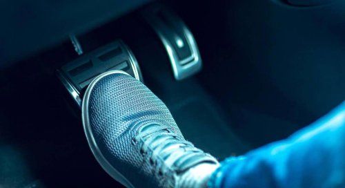 El freno de tu coche esconde una función secreta que la mayoría de conductores desconoce