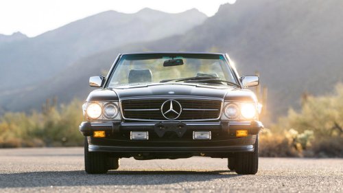 A 1989 Mercedes-Benz 560 SL in Photos