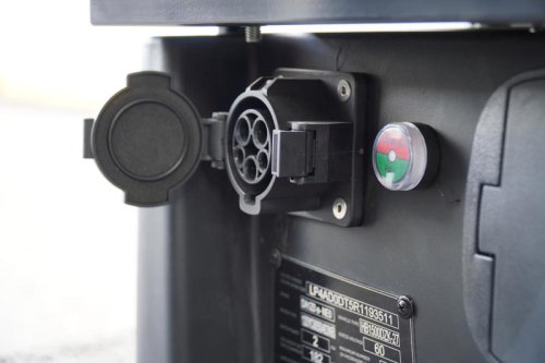 【試乗レビュー】88万円から買える3人乗りEVトゥクトゥク「eNEO」シリーズ。実用的な電動トライクの実力を比較検証