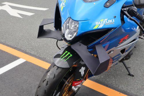 100周年記念カラー『GSX-R1000R』のフロントスポイラーがスゴいことに!? 数々のGSX-Rを乗り継いだオーナー自慢の1台！【SUZUKI HEROES！スズキ乗り突撃インタビューFile／GSX-S/R MEETING 2024編 ①】