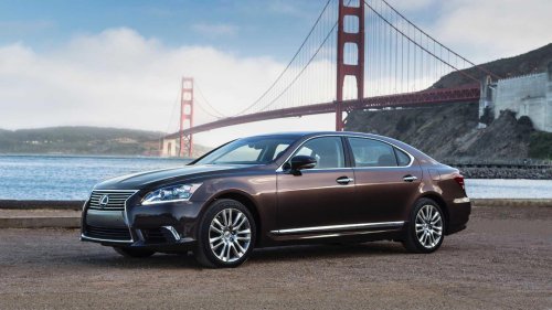 This 10-year-old luxury sedan still embarrasses new interiors
