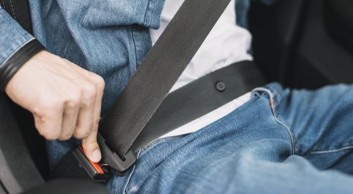 ¿Para qué sirve el botón del cinturón de seguridad? La función que nadie te explicó