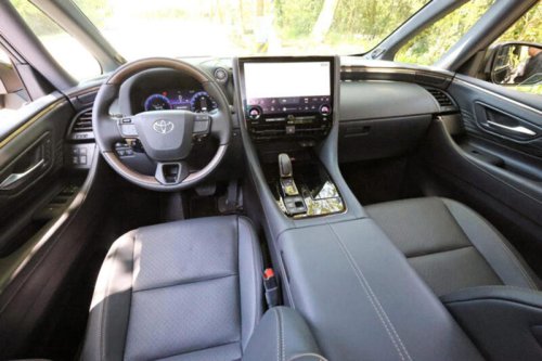 約1,600万円!? 左ハンドルのトヨタ新型「アルファードPHEV」の印象は？ プラグインビジネスの覇者、台湾仕様を現地で乗った【試乗記】