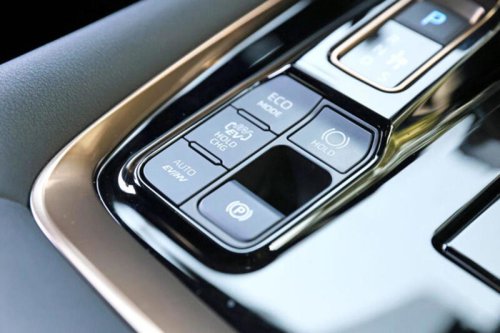 約1,600万円!? 左ハンドルのトヨタ新型「アルファードPHEV」の印象は？ プラグインビジネスの覇者、台湾仕様を現地で乗った【試乗記】