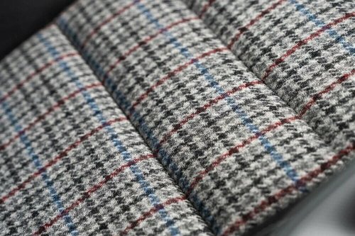 【ポルシェオーナーへ】流麗な外観にマッチする英国の伝統的なテキスタイルが見事すぎる！