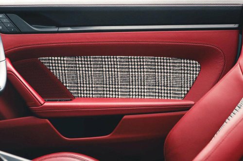 【ポルシェオーナーへ】流麗な外観にマッチする英国の伝統的なテキスタイルが見事すぎる！