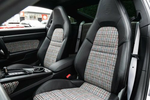 【ポルシェオーナーへ】流麗な外観にマッチする英国の伝統的なテキスタイルが見事すぎる！