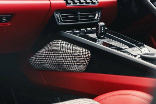 【ポルシェオーナーへ】流麗な外観にマッチする英国の伝統的なテキスタイルが見事すぎる！