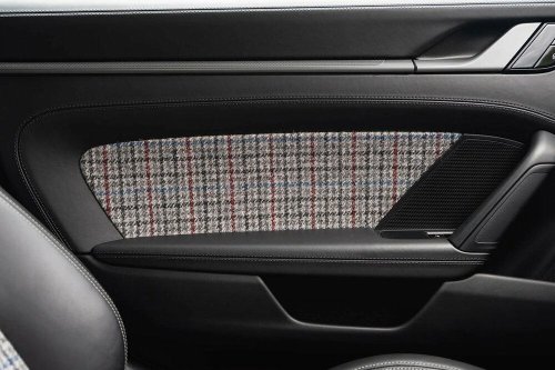 【ポルシェオーナーへ】流麗な外観にマッチする英国の伝統的なテキスタイルが見事すぎる！