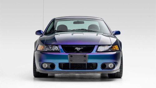 10 cars powered by the V8 engine that has won the most awards