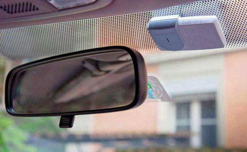 El enigma de los pequeños puntos del parabrisas resuelto: una función crucial que desconocías